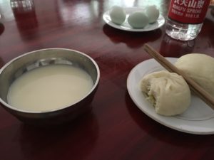 Kinesisk frokost: dumplings, andeegg og rismelk